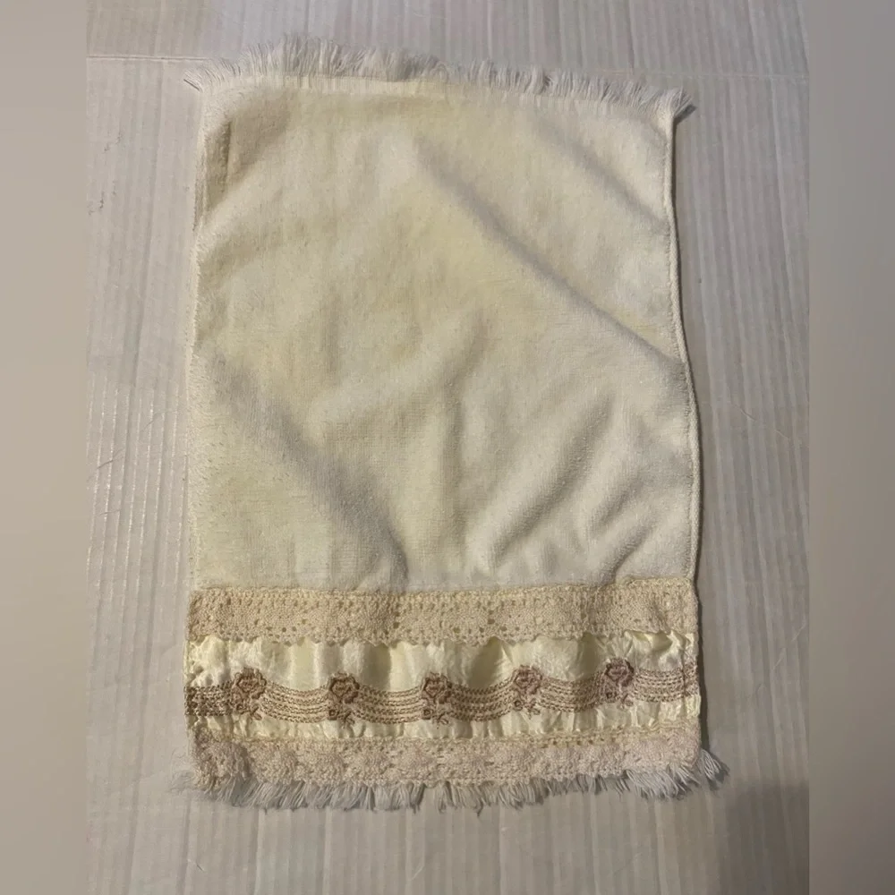 The Avanti Look 1978 lace floral trim USA VTG hand towel